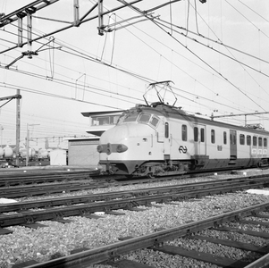 883131 Afbeelding van een electrisch treinstel mat. 1954 (plan F, Hondekop ) van de N.S. in de nieuwe gele huisstijl ...